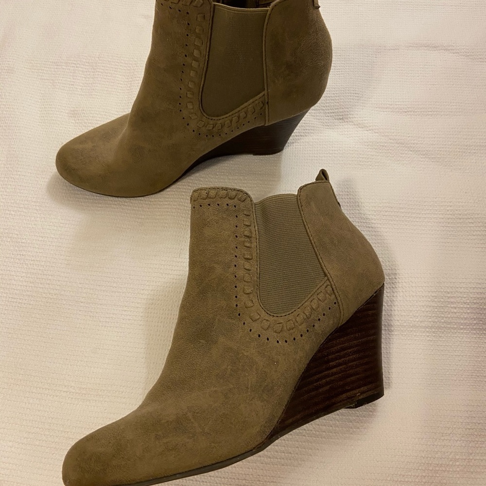 Report Guire Faux Suede Wedge Bootie wms size 8
